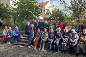 05-Unsere Gruppe im Bauerngarten am Schillerhaus